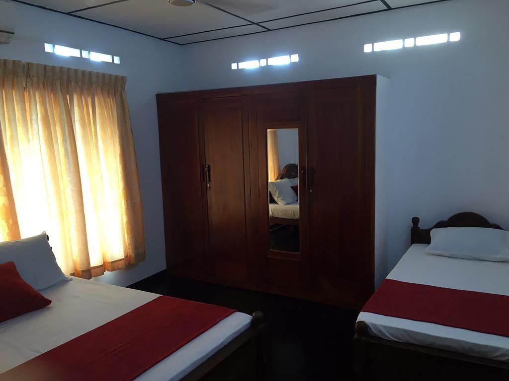 Yaarl Holiday Inn Jaffna Extérieur photo