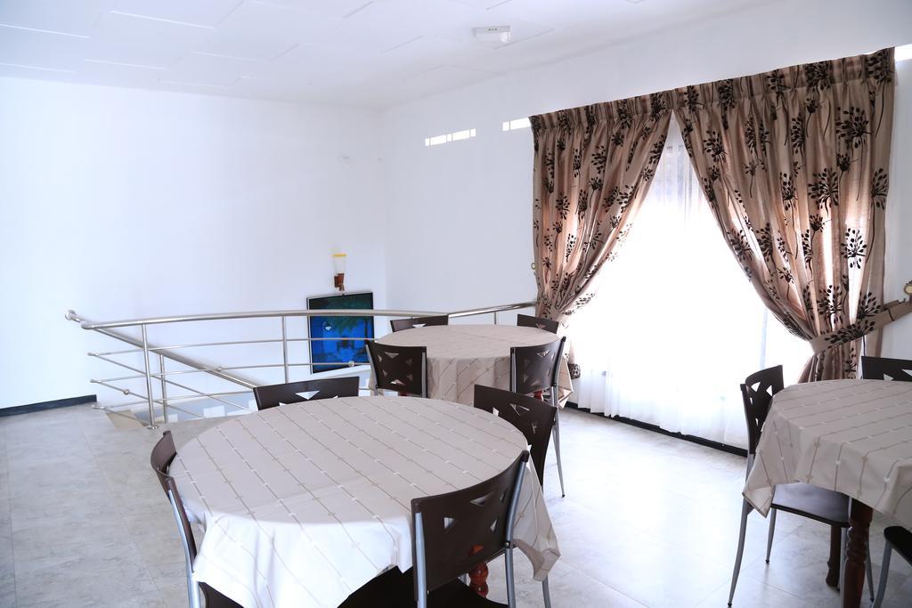 Yaarl Holiday Inn Jaffna Extérieur photo