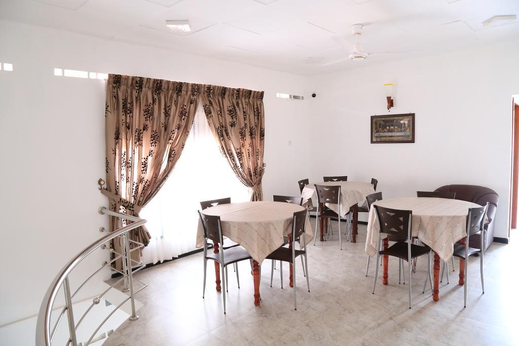 Yaarl Holiday Inn Jaffna Extérieur photo
