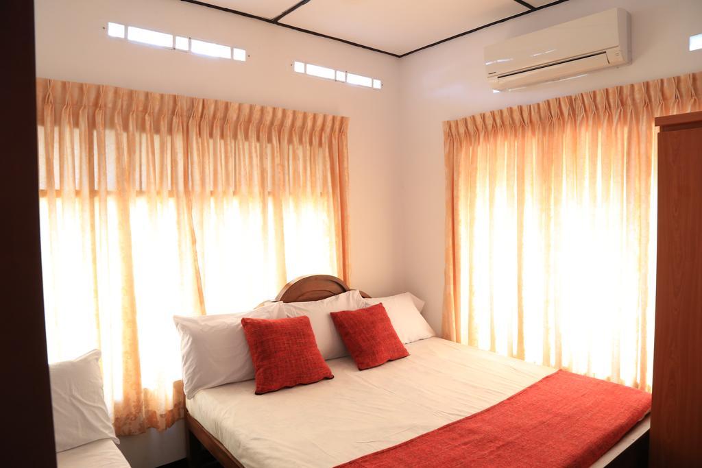 Yaarl Holiday Inn Jaffna Extérieur photo