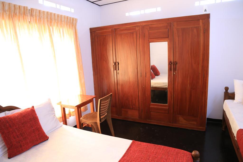 Yaarl Holiday Inn Jaffna Extérieur photo